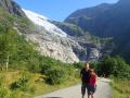 nedelja, 28. julij 2019: S prvim trajektom v objem fjorda Sognefjord, obisk dveh ledenikov in prvo spanje v tradicionalni "travnati" hiški